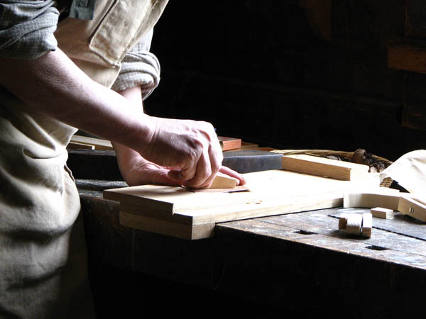 Nuestro equipo de profesionales cuenta  con muchos años de contrastada <strong>experiencia</strong> en el sector de la <strong>carpintería de madera en Fuenlabrada</strong>.